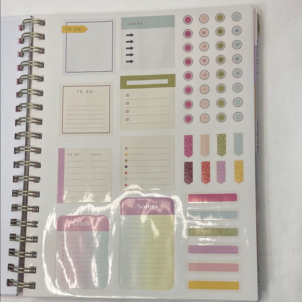 Betsey Johnson Pink and White Floral 2025 - 2026 Planner with Pen - Picture 7 of 16